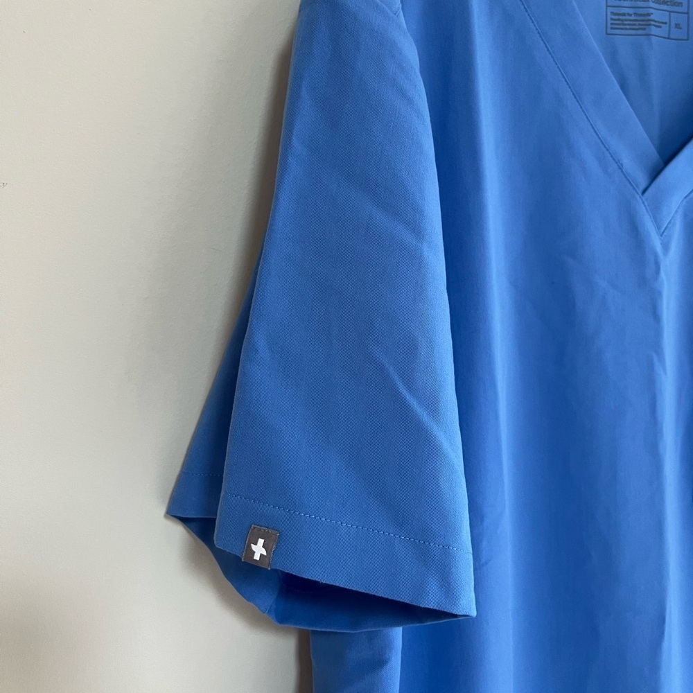 FIGS Men's Leon Three-Pocket Scrub Top in Medium Blue PO# 1535, size XL - Picture 7 of 10